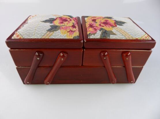 Nähkästchen aus Holz mit Stoffbezug