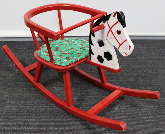 Schaukelpferd aus Holz – rot – mit süssem Blumen-Sitz aus Stoff