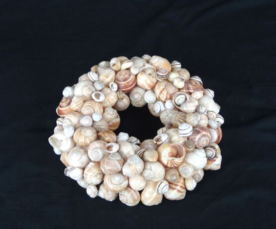 Dekorativer Kranz aus Schneckenhäuser