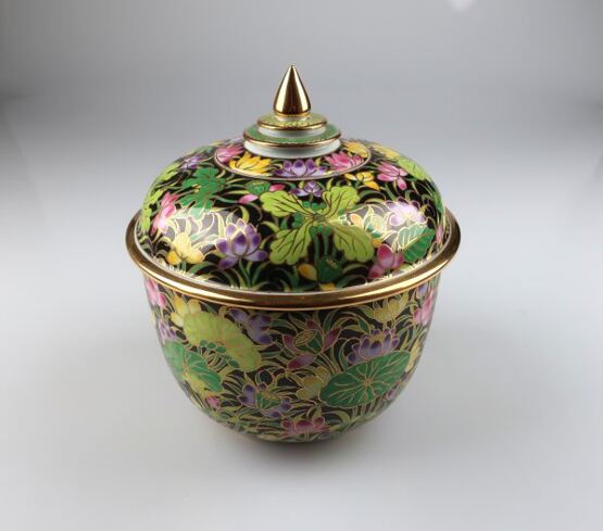 Thai Benjarong Porzellan Deckeldose