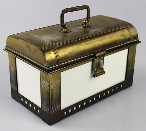 Antike Dose aus Messing und Porzellaneinsatz